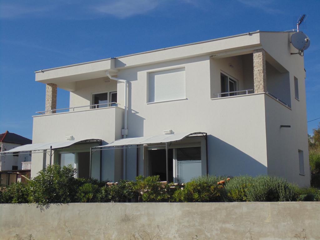 House Natali 70M From The Beach - Free Ev Top Up 르티나 외부 사진