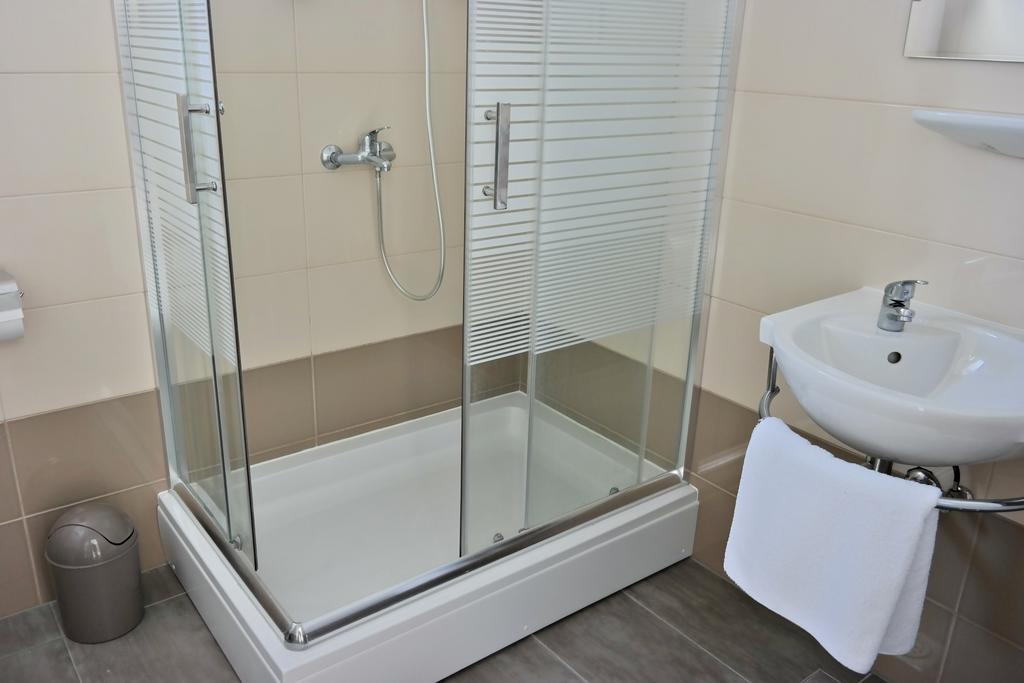 House Natali 70M From The Beach - Free Ev Top Up 르티나 외부 사진
