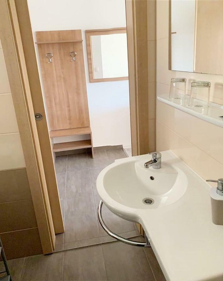 House Natali 70M From The Beach - Free Ev Top Up 르티나 외부 사진