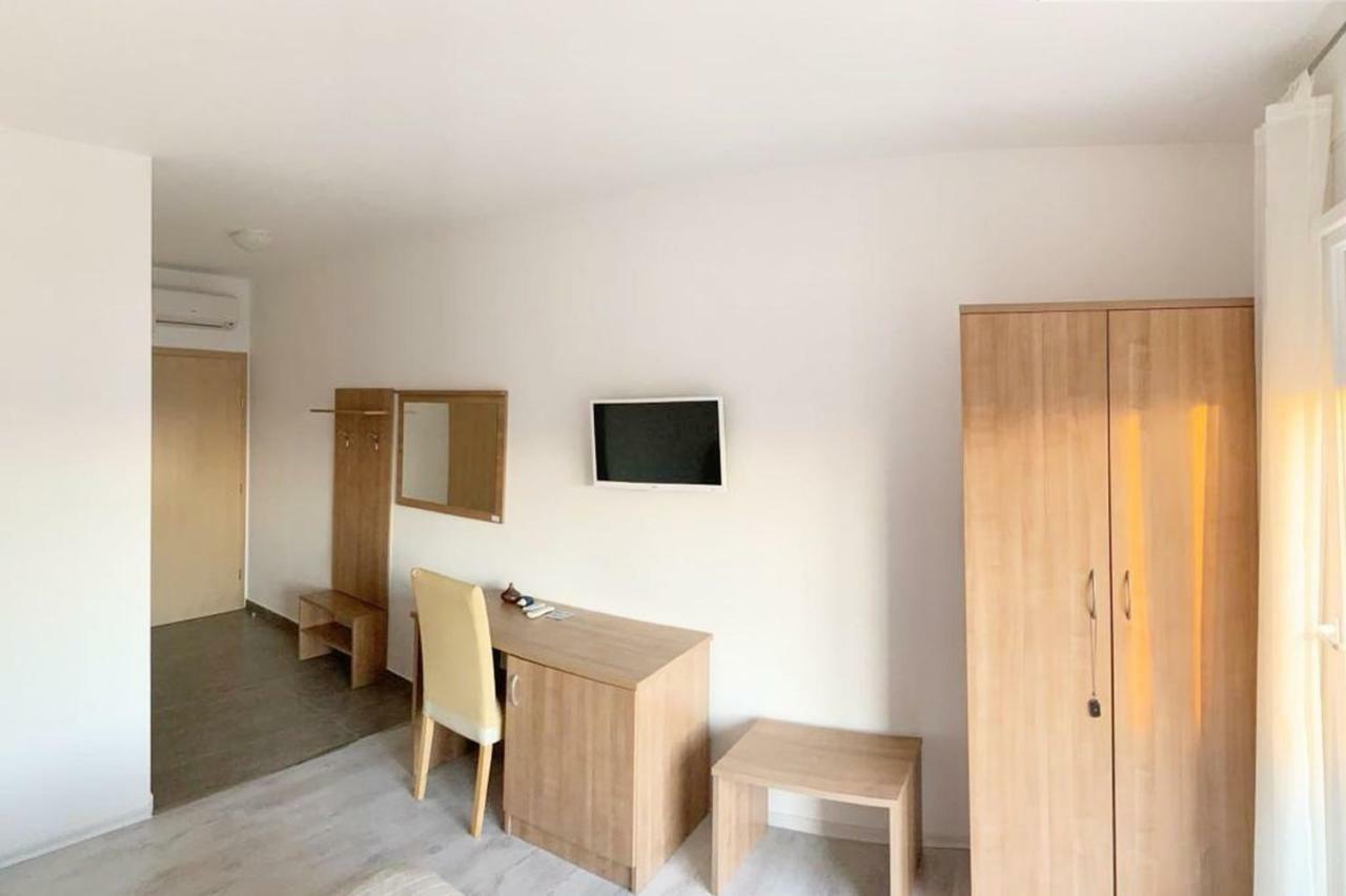 House Natali 70M From The Beach - Free Ev Top Up 르티나 외부 사진